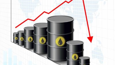 Black barrels of oil in ascending and then descending sizes with a red arrow pointing down to indicate a falling oil price