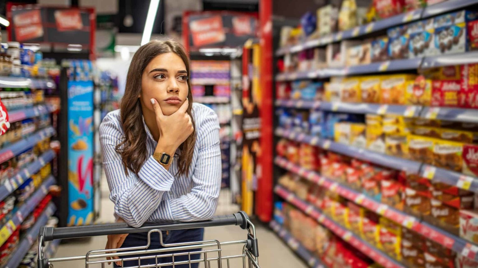 She is shopping. Женщина с тележкой в супермаркете. Покупатель в Пятерочке. Пятерочка новый Формат. Магнит фото.